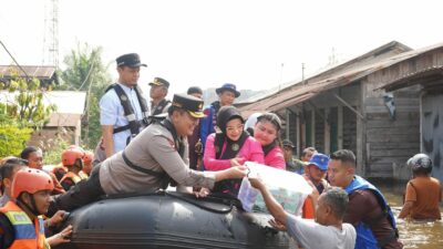 KAPOLDA RIAU TINJAU WARGA TERDAMPAK BANJIR