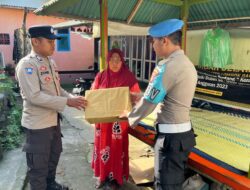 Kapolsek Lembar Serahkan Bantuan Sembako di Dusun Lembar Timur