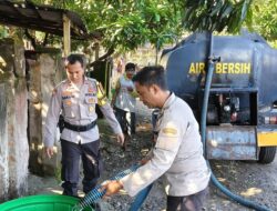 Aksi Sosial Bhabinkamtibmas Polsek Woha dan Satsamapta Polres Bima Salurkan 5000 Liter Air Bersih di Desa Kalampa