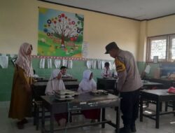 Polri Aktif Kawal Program Gizi Anak di SDN 1 dan 2 Dasan Tapen