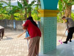 Polri Ajak Warga Gotong Royong Bersihkan Musholla di Lombok Barat
