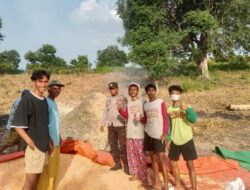 Aktif Membantu Petani di Wilayah Binaan, Bhabinkamtibmas Polsek Soromandi Dukung Penuh Program Prioritas Presiden RI