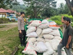 Bhabinkamtibmas Polsek Donggo Pantau Proses Pemanenan Jagung Warga Sukseskan Ketahanan Pangan Nasional