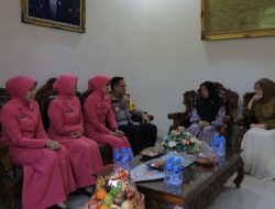 Kapolda Lampung Anjangsana ke Keluarga Briptu Anumerta Ghalib Surya Ganta dalam Rangka Hari Bhayangkara ke-79