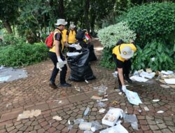 Polisi Bersihkan Sampah Usai Upacara HUT Bhayangkara ke-79 di Monas
