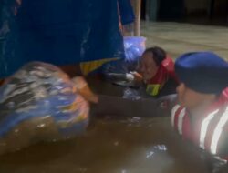 Ibu Hamil Hendak Melahirkan Dievakuasi Polisi Dengan Pelampung dan Ban