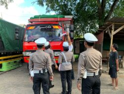 Edukatif dan Humanis, Polantas Lombok Barat Menyapa Warga Gerung Sambut HUT RI