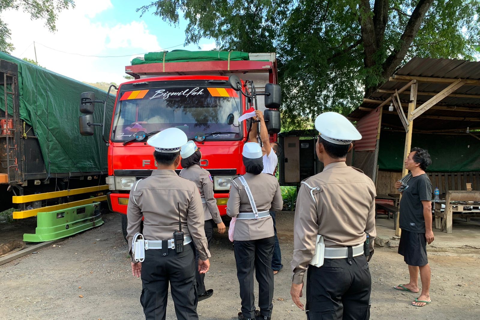 Tugu Tank Gerung Jadi Titik Patriotisme: Polantas Bagikan Bendera Merah Putih
