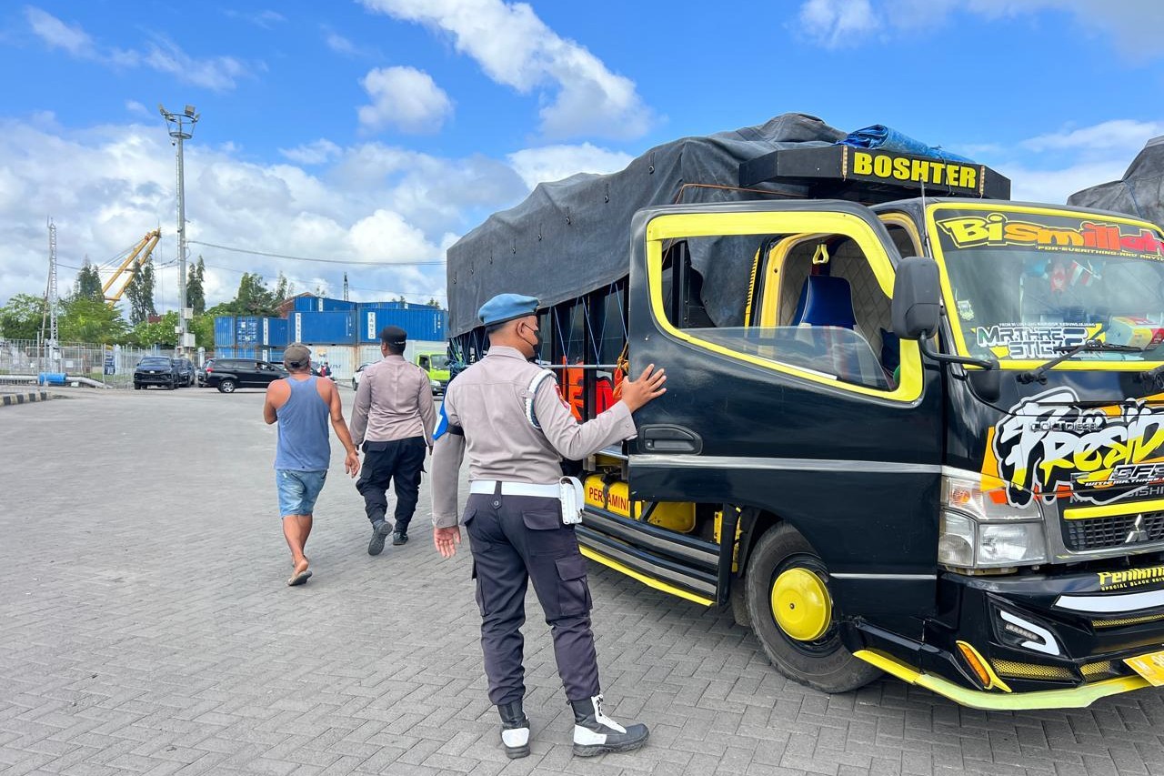 Polsek Kawasan Pelabuhan Lembar Jaga Kelancaran Arus Logistik dari Surabaya