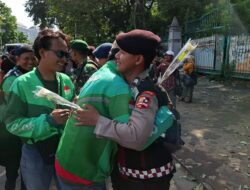 Bagikan Ribuan Mawar Untuk Anggota Polri dan TNI di Sekitar Monas, Komunitas Ojol Tidak Mau Terprovokasi