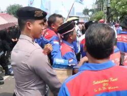 Polisi Bagikan Air Mineral dan Roti, Massa Buruh di DPR Sambut Hangat