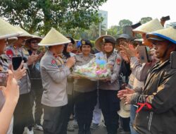 Penanganan Humanis, Polisi Bagikan Air Minum Hingga Tumpeng ke Massa Aksi Hari Tani di Monas