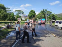 Cegah Kecelakaan, Polsek Gerung Amankan Jalan Licin Akibat Tumpahan Solar
