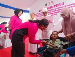 Ketua Umum Bhayangkari Salurkan 5.000 Paket Bansos, Gelar Bakti Kesehatan dan Religi di Ende, NTT