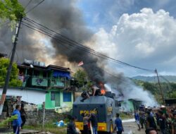Personel Polri dan TNI Bahu Membahu Padamkan Api di Kompleks Kodam Lama Jayapura
