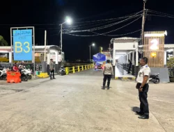 Cegah Penyelundupan, Polsek KP Lembar Periksa Semua Kendaraan Sebelum Menyeberang