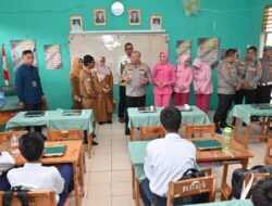 Pastikan Sehat dan Higienis, Kapolda Kalsel Makan-Makanan MBG dari SPPG Polda Kalsel Bersama Pelajar SMPN 5 Banjarbaru