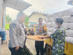 Cek Kualitas, Polsek Gerung Dampingi Penjualan 7 Ton Jagung untuk Cadangan Pangan