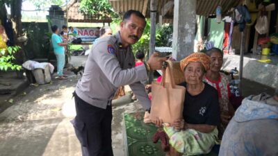 Sat Binmas Polres Lobar Bagikan Paket Nutrisi di Lembar
