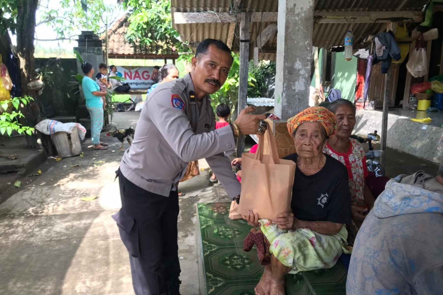 Sat Binmas Polres Lobar Bagikan Paket Nutrisi di Lembar