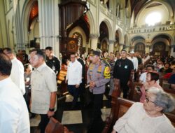 Tinjau 2 Gereja, Kapolri Pastikan Pengamanan dan Pelayanan Misa Malam Natal