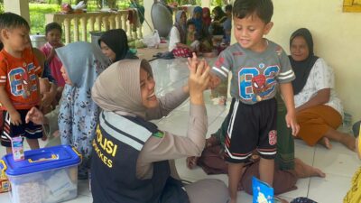 POLRI HADIR MELALUI DOKKES POLRES LANGKAT MELAKSANAKAN BAKTI KESEHATAN KEPADA KEPADA MASYARAKAT DESA HARAPAN MAKMUR